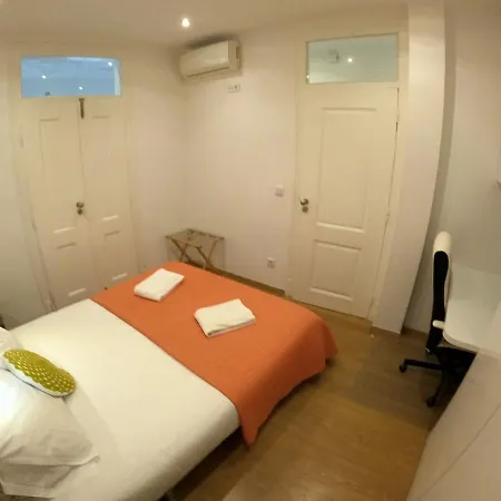 Апартаменты Lisbon, Renewed T1 With Pateo Near Martires Da Patria Лиссабон