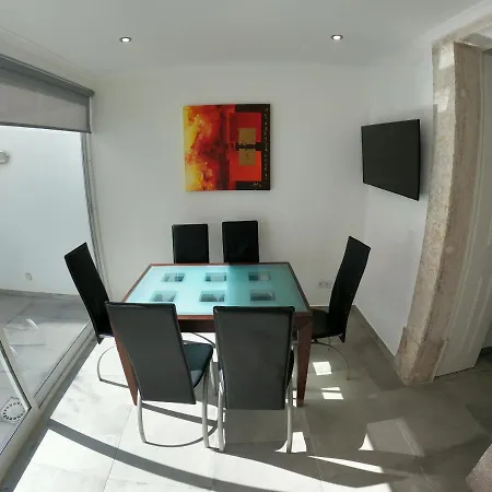 Апартаменты Lisbon, Renewed T1 With Pateo Near Martires Da Patria Лиссабон
