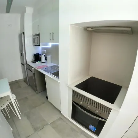 Апартаменти Lisbon, Renewed T1 With Pateo Near Martires Da Patria *